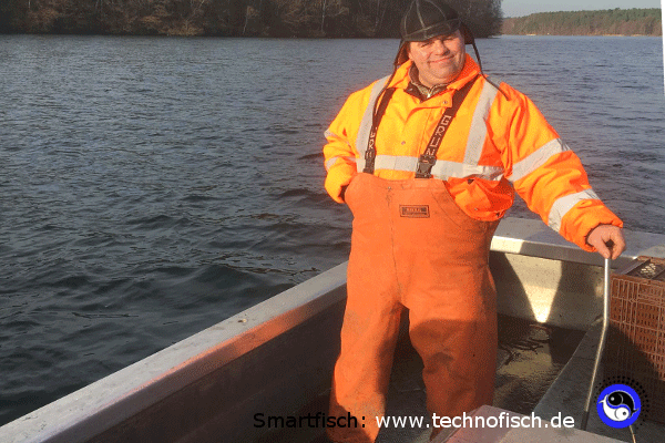 Unser erfahrender Praxispartner ist Fischereimeister Wilhelm Gerth, hier auf einem seiner Gewässer.